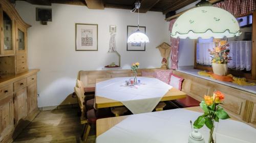 a dining room with a table and chairs at Restaurant-Café-Pension Himmel in Landshut