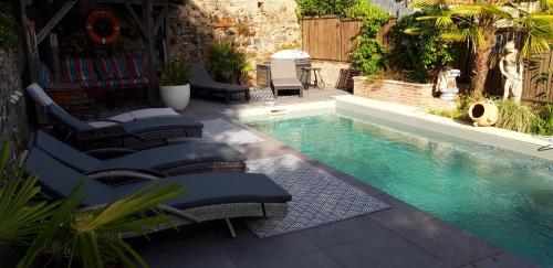 La Belle Maison في Piégut-Pluviers: مسبح مزود بكراسي استرخاء ومسبح