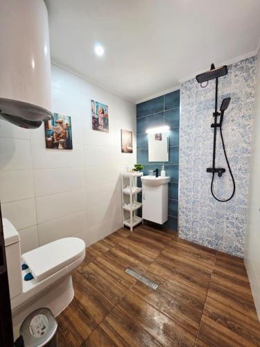 a bathroom with a shower and a toilet and a sink at Charshiq Guest House in Veliko Tŭrnovo