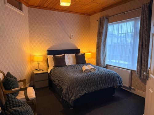 Llit o llits en una habitació de St Anthonys B&B
