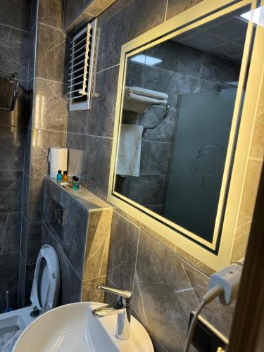 a bathroom with a sink and a mirror at Ankara Efes Otel in Altındağ