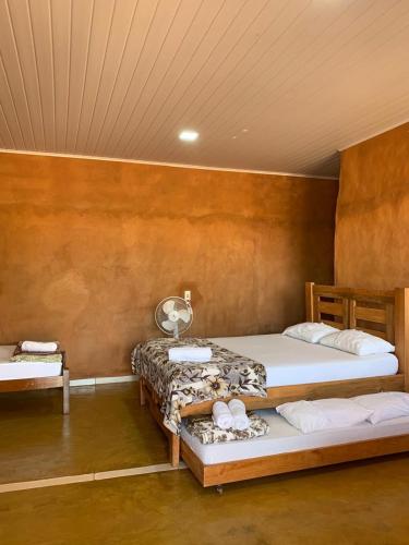 a bedroom with two beds in a room at Recanto do Vale in Pirenópolis