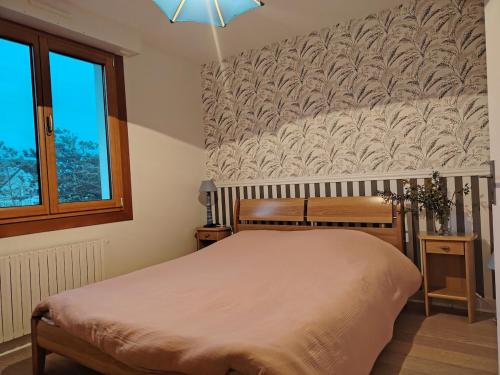 Beach Villa في Saint-Germain-sur-Ay: غرفة نوم بها سرير ونافذة كبيرة