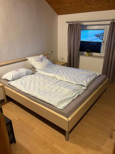 a bed in a room with a window at Ferienwohnung Frieda in Bückeburg