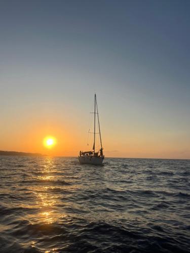 a boat in the ocean at sunset at Location 6 personnes patrimonio in Patrimonio