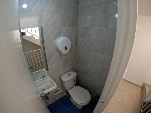 a small bathroom with a toilet and a mirror at Bacata Housing full in Bogotá
