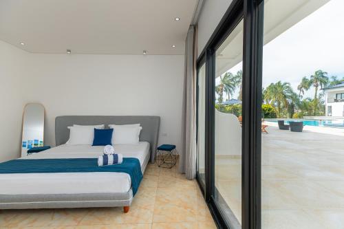 a bedroom with a bed and a balcony at Villa Santorini Boutique & Hotel in Pirenópolis