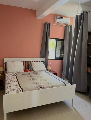 เตียงในห้องที่ Villa Magic