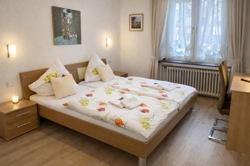 a bedroom with a large bed in a room at Hotel Haus Schwan Köln in Cologne