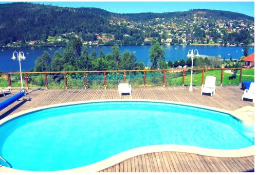 Beautiful lakeside cottage with panoramic views