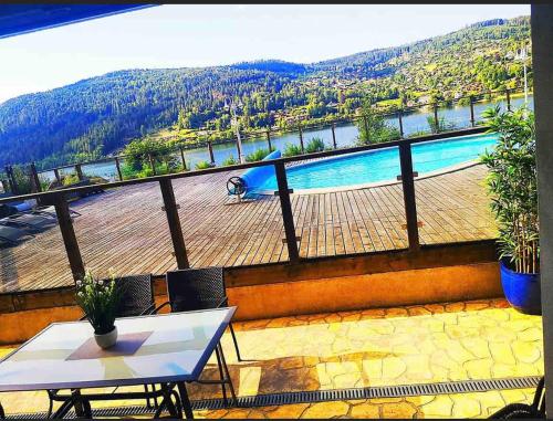 Beautiful lakeside cottage with panoramic views