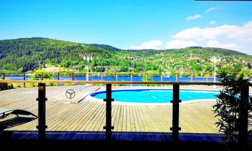 Beautiful lakeside cottage with panoramic views