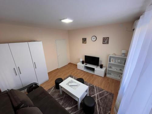 a living room with a couch and a tv at Apartman Tas in Smederevo