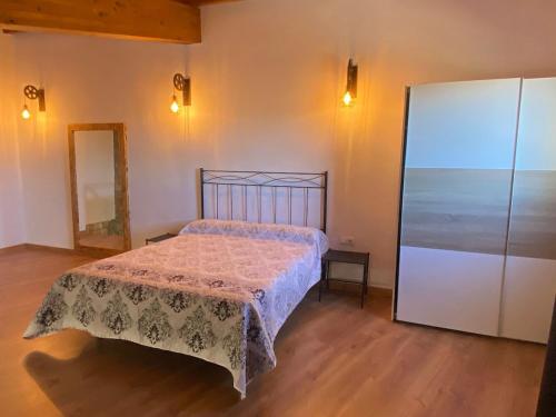 a bedroom with a bed and a mirror on the wall at Dúplex les Coromines in San Pedro Sallavinera