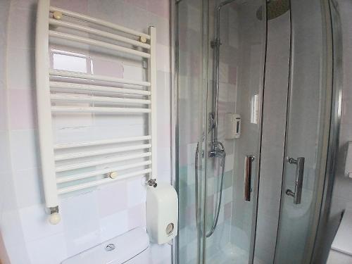 a bathroom with a shower and a glass shower stall at Habitaciones El Escorial in Majadahonda