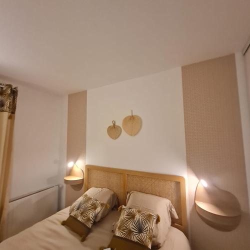 a bedroom with a bed with two pillows on it at T3 spacieux hyper-centre - Familles & Pros - Genève à 5 min in Saint-Julien-en-Genevois