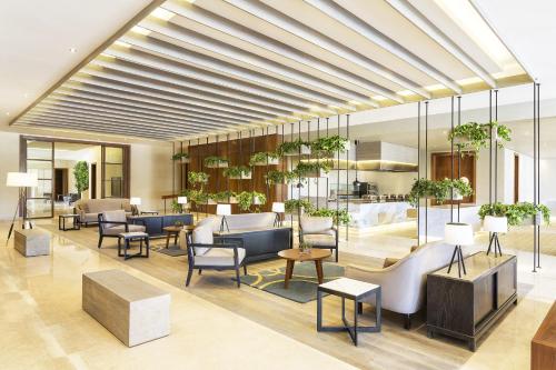 een lobby van een hotel met stoelen en tafels bij The Westin Cairo Golf Resort & Spa, Katameya Dunes in Caïro