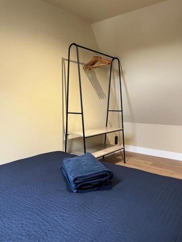 a shelf in a room with a blue bed at Appartement de Charmes dans le Centre de Cherre in Cherré
