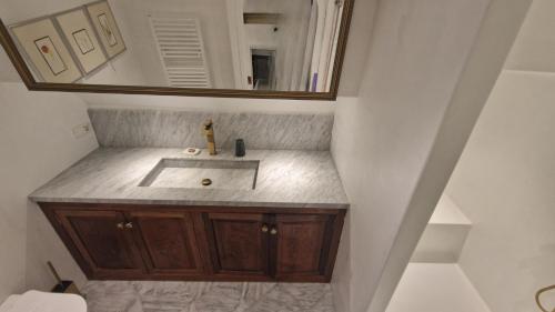 a bathroom with a sink and a mirror at Cornelia Below Deck in Amsterdam