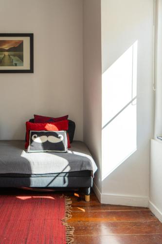 Lisbon Apartment, Historic Charm & Cosy Living in Old Santana Hill