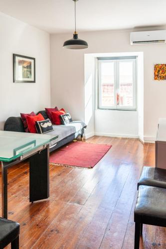 Lisbon Apartment, Historic Charm & Cosy Living in Old Santana Hill