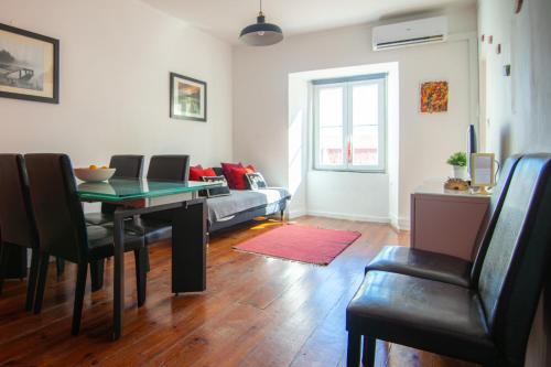 Lisbon Apartment, Historic Charm & Cosy Living in Old Santana Hill