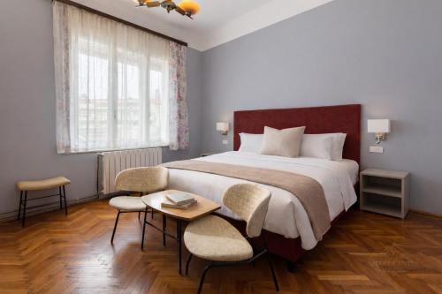 Spacious & Smart Center Apartment