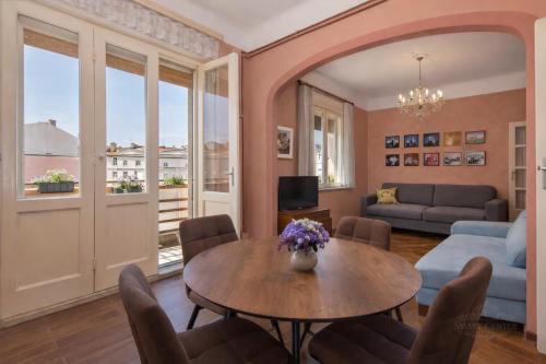 Spacious & Smart Center Apartment