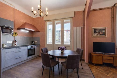 Spacious & Smart Center Apartment