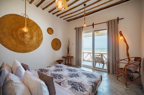 Katil atau katil-katil dalam bilik di Helwas Beach Resort
