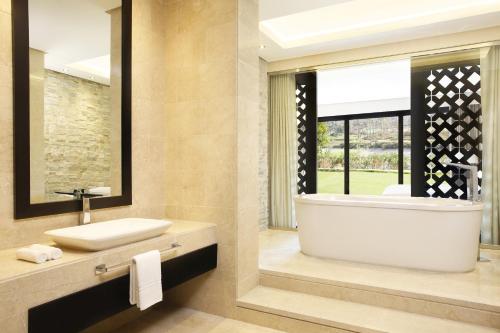 Et badeværelse på The Westin Cairo Golf Resort & Spa, Katameya Dunes