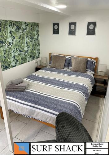 a large bed in a room with at Beckington House in Braunton