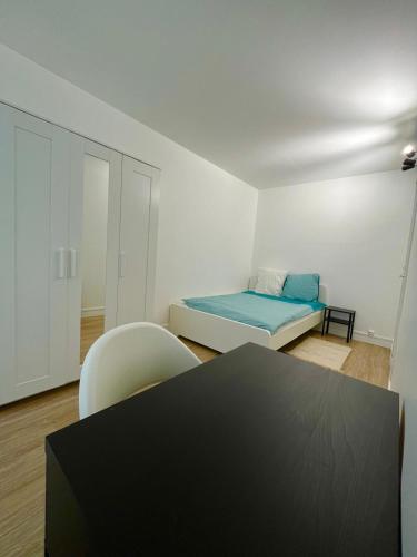 Llit o llits en una habitació de Colocation Evry courcouronnes