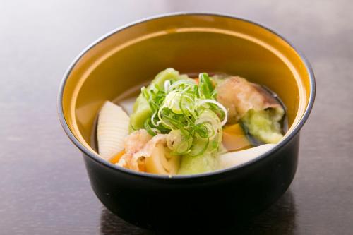 旅館の敷地内または近くでの食事または食べ物
