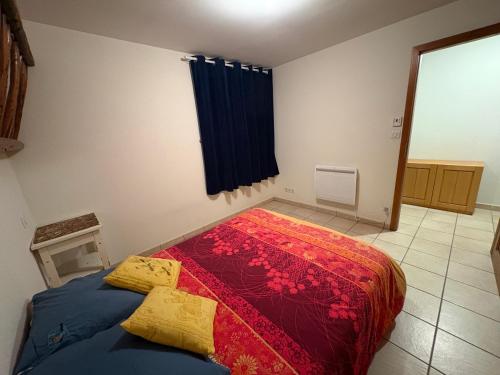 a bedroom with a bed with a red blanket at Appartement Cosy in Wolfersdorf