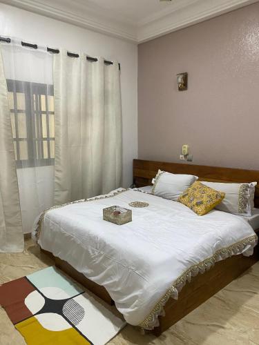 Llit o llits en una habitació de Dares Salaam