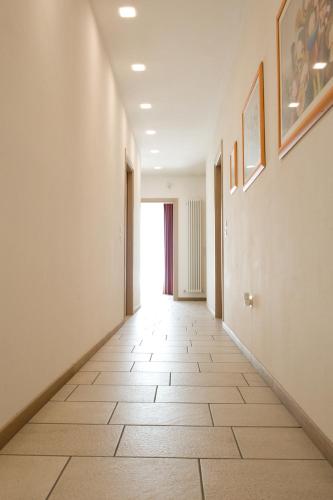 an empty hallway with a tile floor at B&B Daniel in Silea