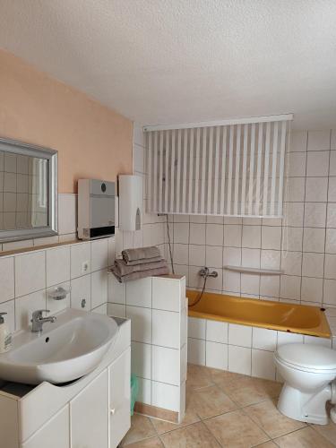 a bathroom with a sink and a toilet at Gästehaus Ruhepol in Bissendorf