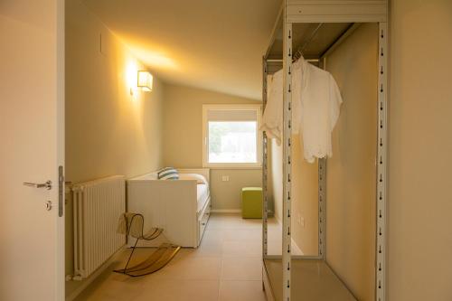 a room with a room with a bed and a closet at CasaCeciliamare in Ortona