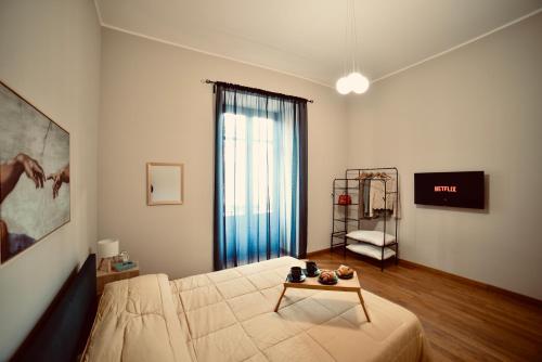 a living room with a bed and a table at Dimora Beatrice in Termini Imerese