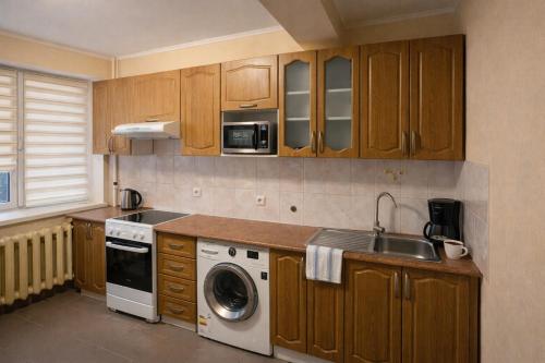 una cocina con fregadero y lavadora en Prime Apartment, en Chişinău