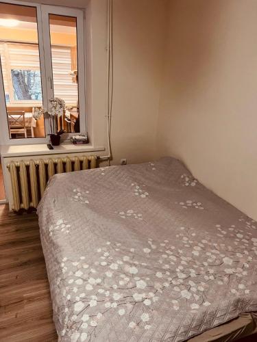 Una cama sentada en una habitación con ventana. en Prime Apartment, en Chişinău