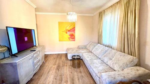 a living room with a couch and a flat screen tv at Bellaria Casa Indipendente-Giardino Privato-Parcheggio Privato-Strategic Location 5 Terre-Portofino in Rapallo