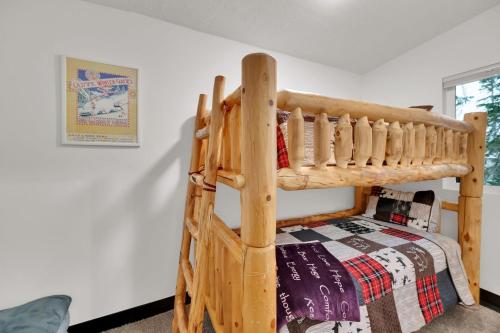 a bedroom with a bunk bed in a cabin at Alpenglow in Brighton