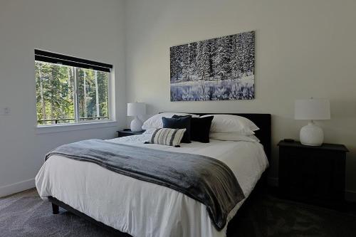 a bedroom with a bed and a painting on the wall at Silverview Lodge in Brighton