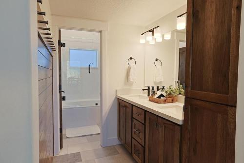 a bathroom with a sink and a tub and a mirror at Silverview Lodge in Brighton
