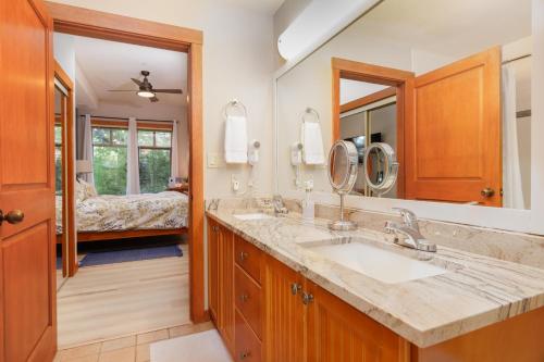 a bathroom with two sinks and a large mirror at Aspen Glen in Solitude