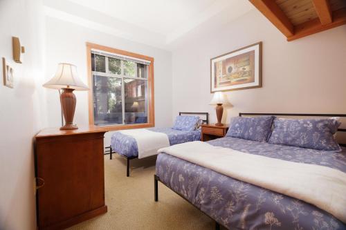 a bedroom with two beds and a window at Aspen Glen in Solitude