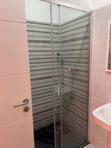 a shower with a glass door in a bathroom at Apartamento Rua do museu dos Náufragos in Sal Rei