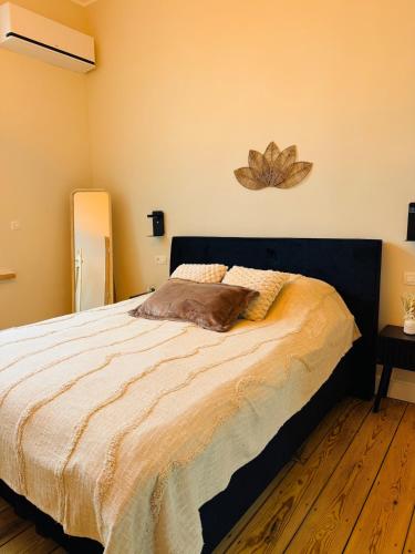 a bedroom with a large bed with a wooden floor at Appartement Premium à Liège in Liège